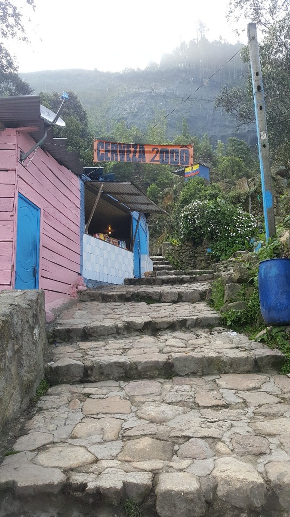 Kolumbien - Bogotá - Eine kleine Oase am Wegesrand. Ein kühles Cerveza 😊 danach geht es leichter Bergauf.