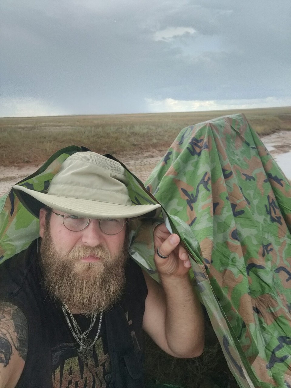 Kasachstan - Абай - Und mich selbst vor dem ankommenden Regenschauer