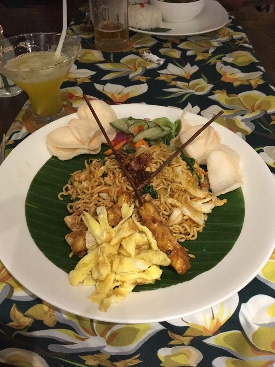 Indonesien - Gianyar - Abendessen - Mie goreng, Nudeln mit Gemüse und Huhn, Ei, Hühnchenspieße in Erdnussbutter und Krabbenchips