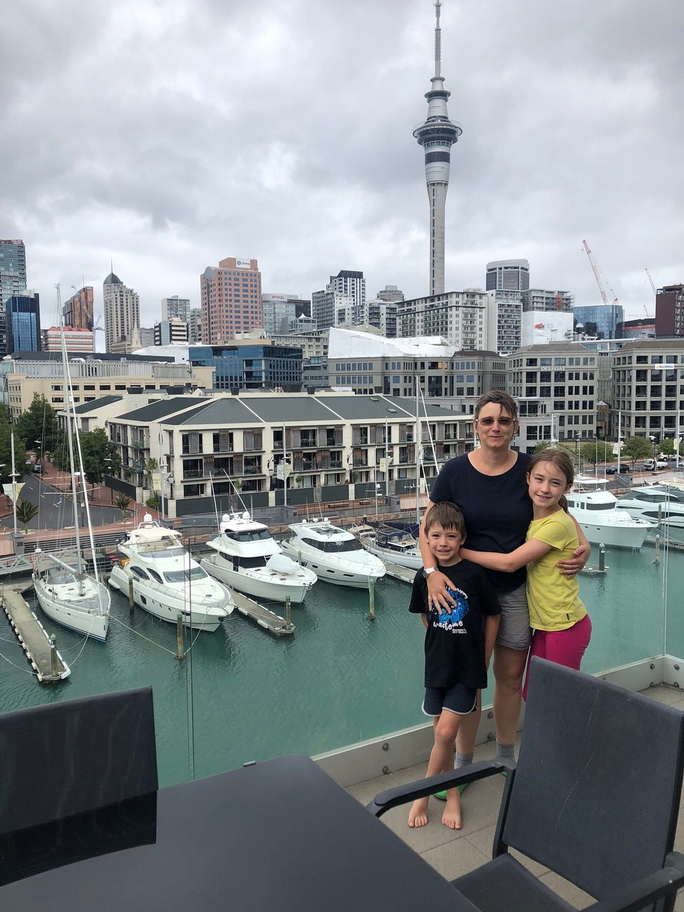 Neuseeland - Auckland - Aussicht vom Balkon. 
Einziges Problem: der Parkplatz befindet sich in einer Garage (Höhe 2.1 Meter)... keine Chance mit dem Britz (2.90!). Wir werden den Camper ein paar Mal umparkieren müssen.
