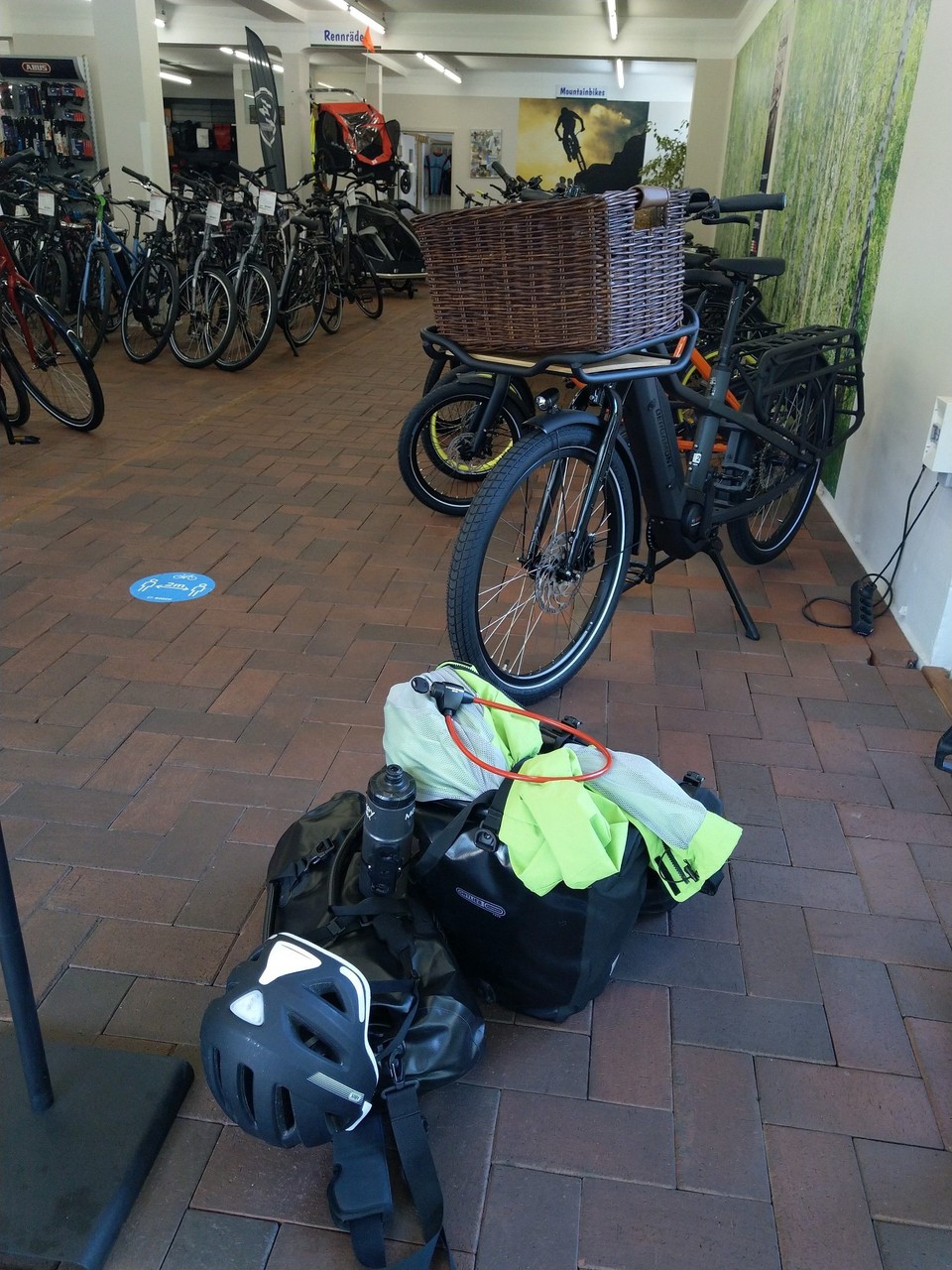 Deutschland - Hamburg - Erster Werkstattbesuch der Tour. Etwas klickte, was nicht sollte. Der junge Reparateur war topfit und hat sofort gemerkt, dass es an einer Pedale lag. Nun habe ich neue. Und die Erfahrung, dass ich mich nicht fürchten muss, wenn was kaputt geht.
