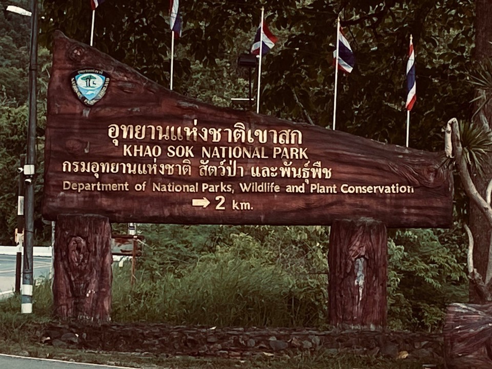 Thailand - Hua Hin - Am Eingang des Parks werden wir abgesetzt - hier ist der Bushalteplatz für alle ankommenden Touristen.