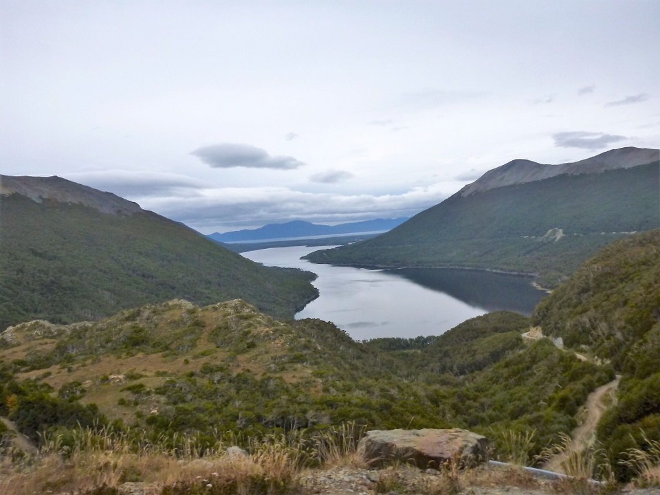 Argentinien - Río Grande - Escondido-See, am Horizont ist der Fagnano- See zu sehen





