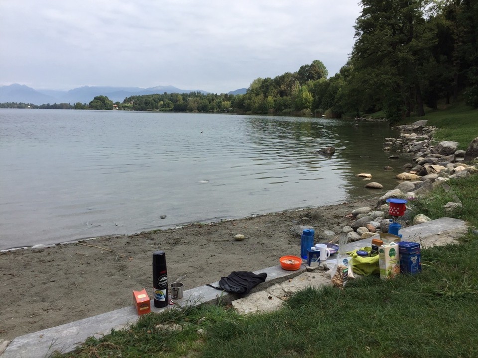 Italien - Comabbio - Kurzer Zwischenstopp fürs Frühstück. Endlich sind wir in Italien und haben normal Internet. 
Danach geht es zum Obi und Ikea, denn wir können wieder Suchen.