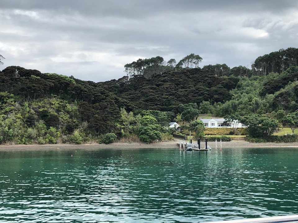 Neuseeland - Paihia - Roberton Island. Hier ankerte James Cook, als er die Bay of Islands 1769 besuchte. Noch wusste er nicht, ob Neuseeland eine Insel oder ein Kontinent ist. 