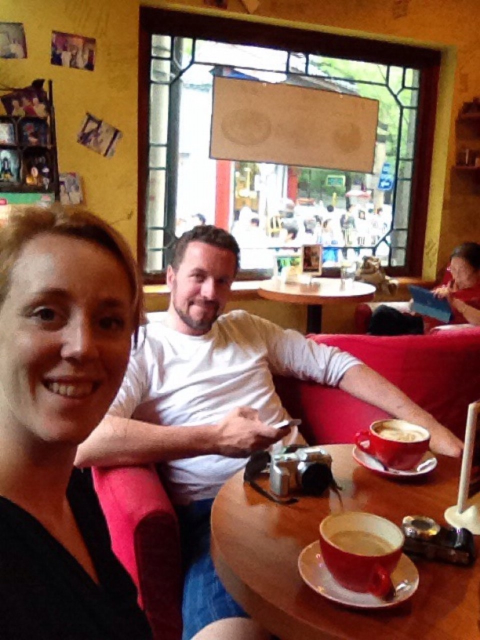 China - Beijing - Moe en voldaan na een dagje fietsen naar het Olympisch stadion en door de hutongs. Even een cappuccino op de hoek!