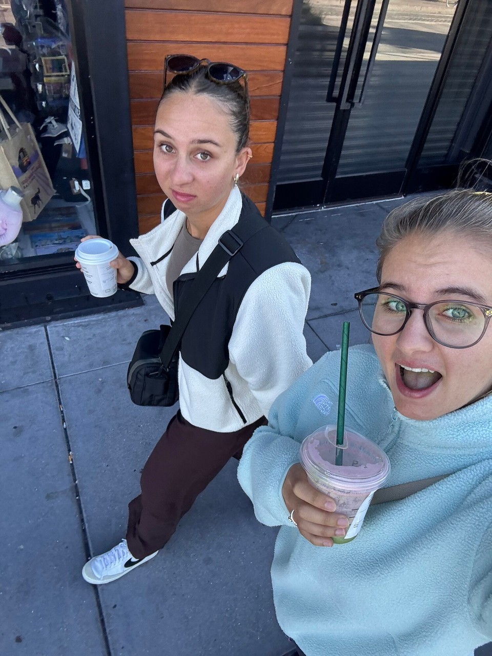 Vereinigte Staaten - San Francisco - Bide Fishermans Wharf simmer usgstiege und in Starbucks gange. D‘Nadine hed es Kaffee gno und ich en Matcha. Das esch de Nadine ihre Blick gsi nachedem sie vo mim Matcha probiert hed (Es hed ihre ned so gschmöckt).😂😂