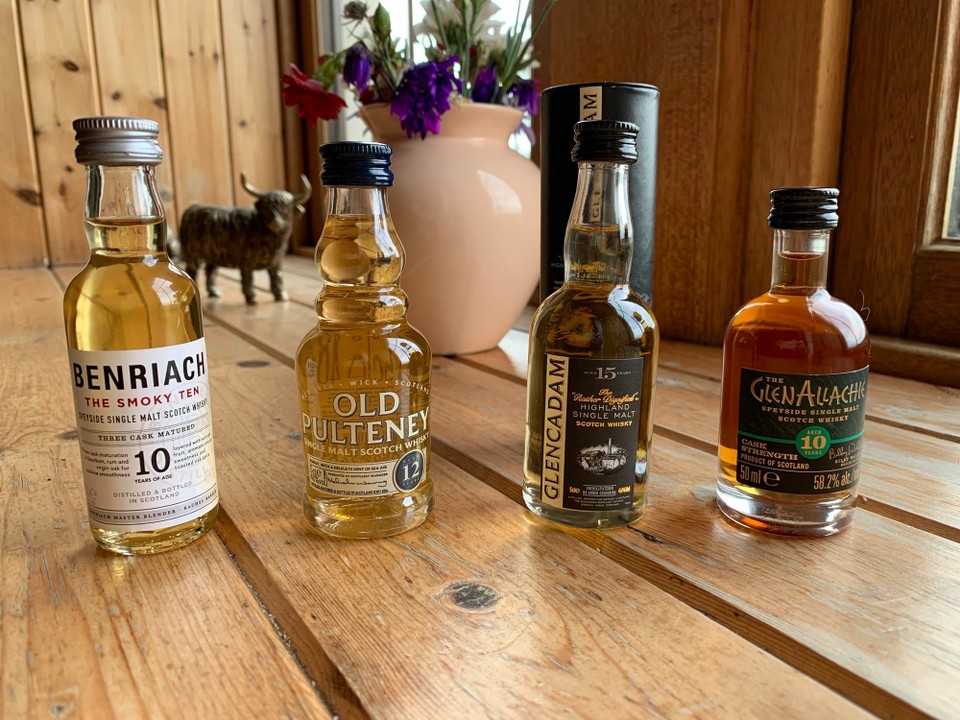 Vereinigtes Königreich - Huntly - Mir hei üs professionell lah berate u hei 4 Whiskys (oder schribt me Whiskies) probiert: Dr Smoky isch wine Äschäbächer u di angere drü o nid üses Ding, aber wenigschtens trinkbar - dr Smoky findet keh Verwändig meh!