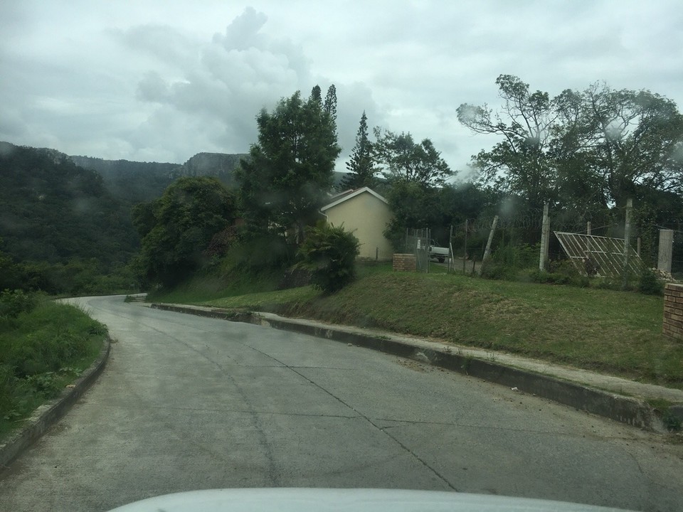 Südafrika - Port St Johns - zum airport gibt’s ne betonierte straße!!! mit gehsteig/bürgersteig!!!! 