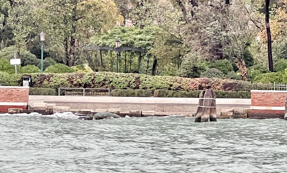 Italien - Venedig - Einen Tag später ist von der Skulptur wasserseitig kaum etwas zu sehen. 