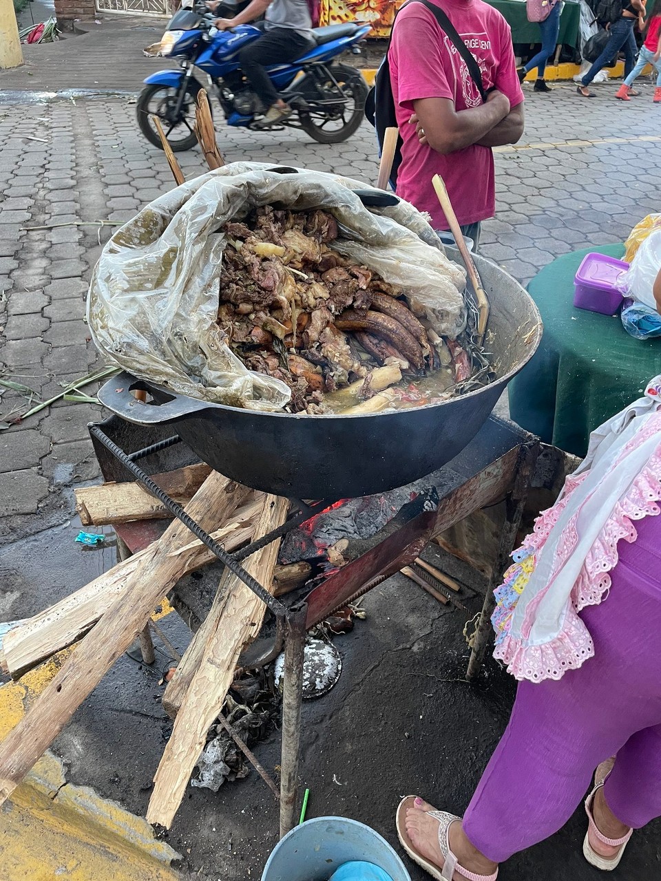 Nicaragua - Altagracia - … mit einem typisch nicaraguanischem Essen als kleine Stärkung 🍌 