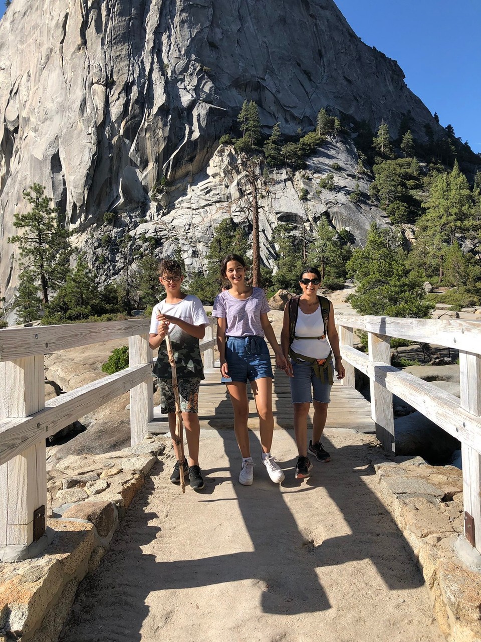 Vereinigte Staaten - Yosemite National Park - Oben wird der Fluss überquert und es geht zurück ins Tal.