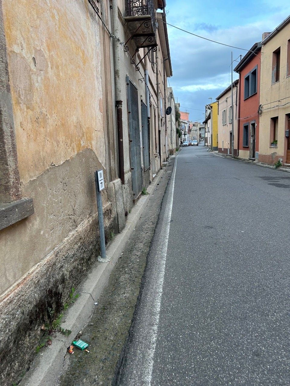 Italien - Tresnuraghes - Der Eingang zur Pizzeria ist direkt an der Straße.