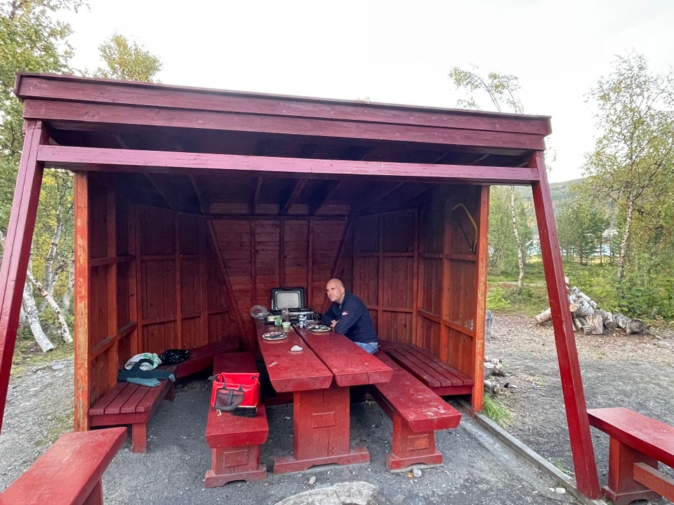 Norwegen - Storslett - Grillen in dieser netten Hütte im Wald 