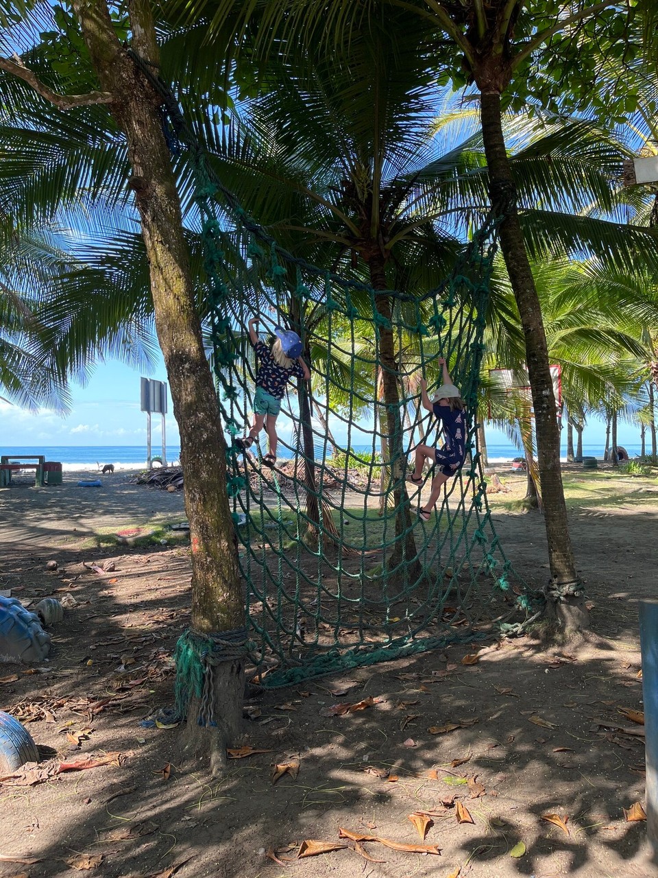 Costa Rica - Quepos - Abgerockter Spielplatz beim Strand.
