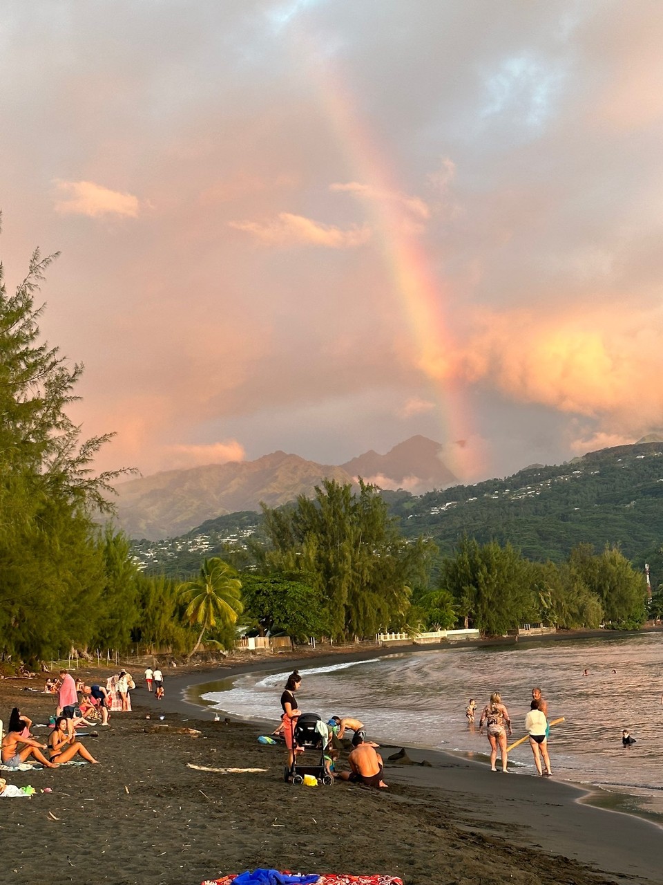 Französisch-Polynesien - Papeete - Strand am Venus Beach, wo Cook und Bligh vor 250 Jahren ankamen 