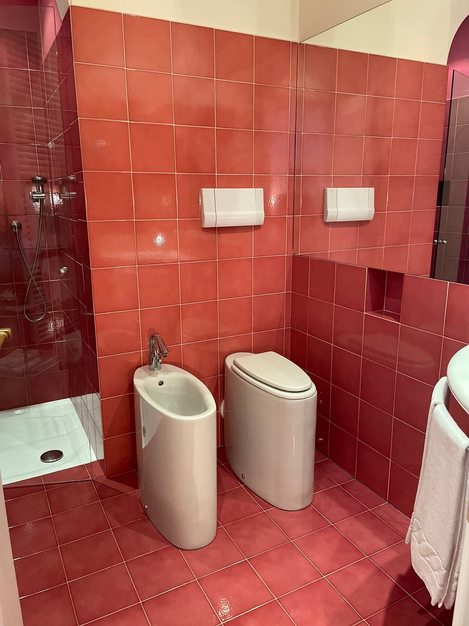 Italien - Follina - Man beachte die BREITE der Toilette