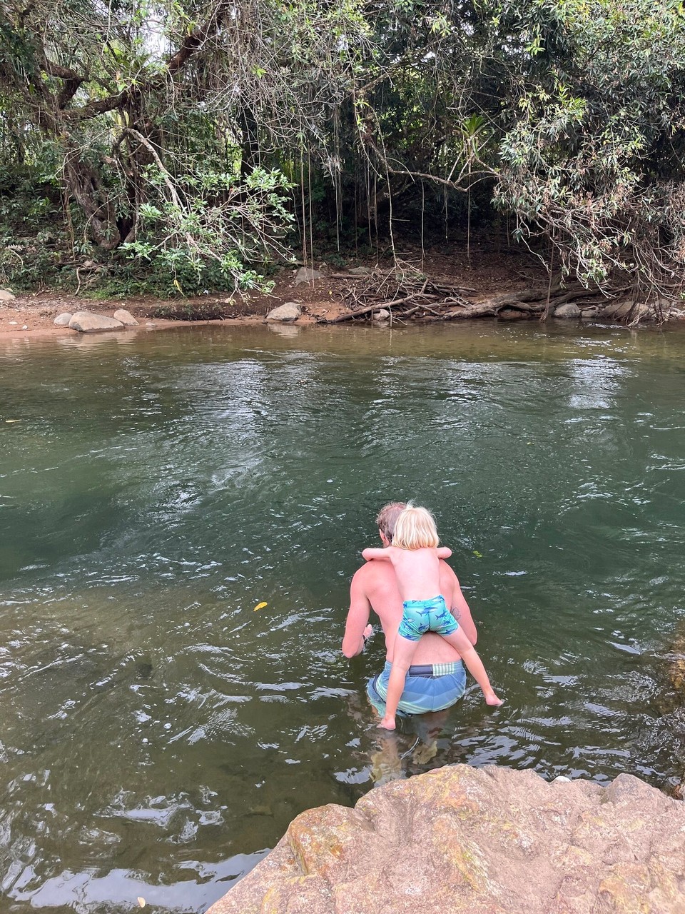 Panama - Santa Fé - Abkühlung im Fluß.