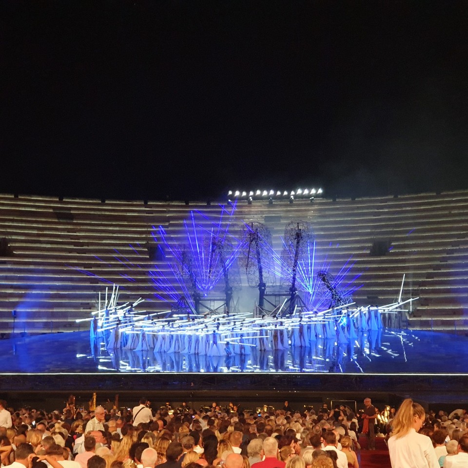 Italien - Verona - Ein sehr abstraktes Bühnenbild.