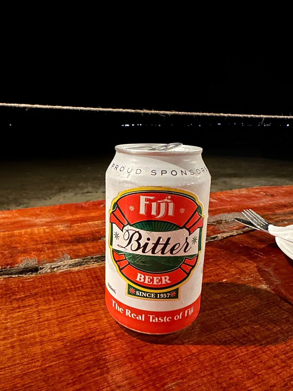 Fidschi - Nadi - Ich Seile mich ab, esse Fish und Chips für 20,-F$ ca. 8,-€ in Beachfront Restaurant dazu 2 Fiji Bitter für je 6F$ (2,50€). Ich komme zurück zum Bamboo und wie nicht anders zu erwarten es war Kava Time. Rede Lange mit einem Paar aus der Ukraine, die in Neuseeland leben und eigentlich zurück wollten, 
