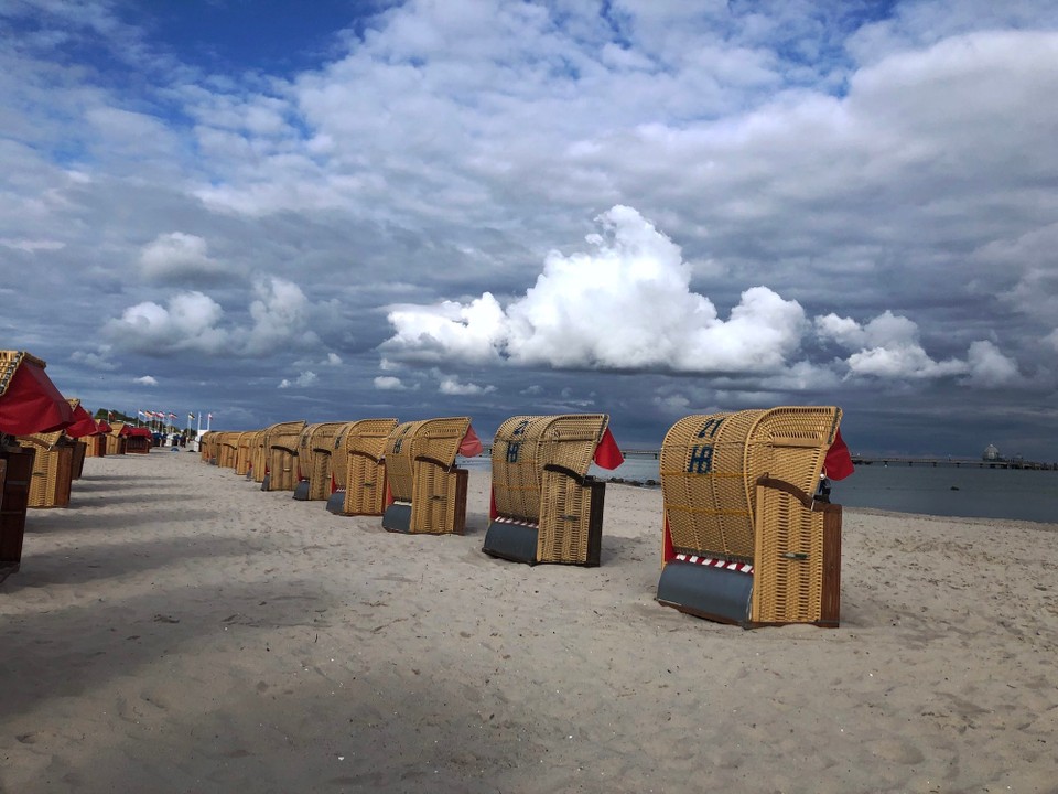 Deutschland - Grömitz - Sooo viele Strandkörbe… warten auf Besucher.