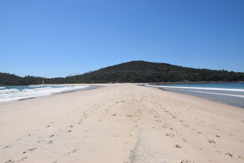 Australien - Port Stephens - ... sieht es dort so aus... Dieser Teil des Strandes ist eigentlich nur eine Sandbank und wird von beiden Seitem vom Meer umspült. Geradeaus sieht man Shark Island.