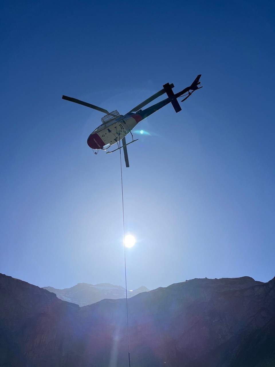 Schweiz - Urnerboden - Unerwarteter „Besuch“ auf unserem Stellplatz. Ohrenbetäubender Lärm. Ein Helikopter😳😲