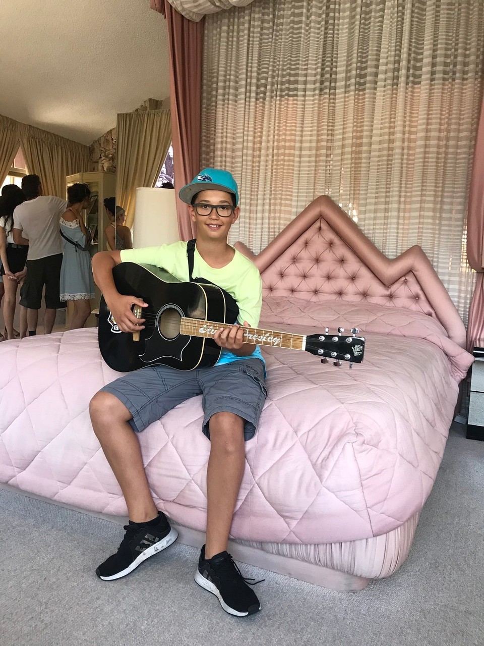 Vereinigte Staaten - Kingman - Joni im Schlafzimmer des King of Rock ´n Roll