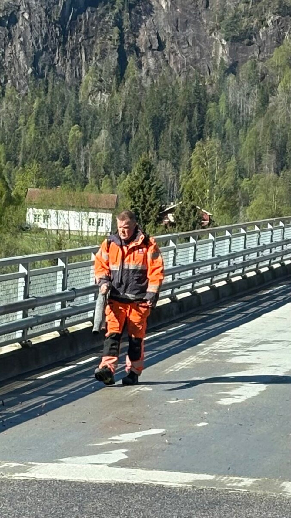 Norwegen - Dalen - Das gibt’s auch nur in Norwegen: Laub wegblasen auf der Brücke 