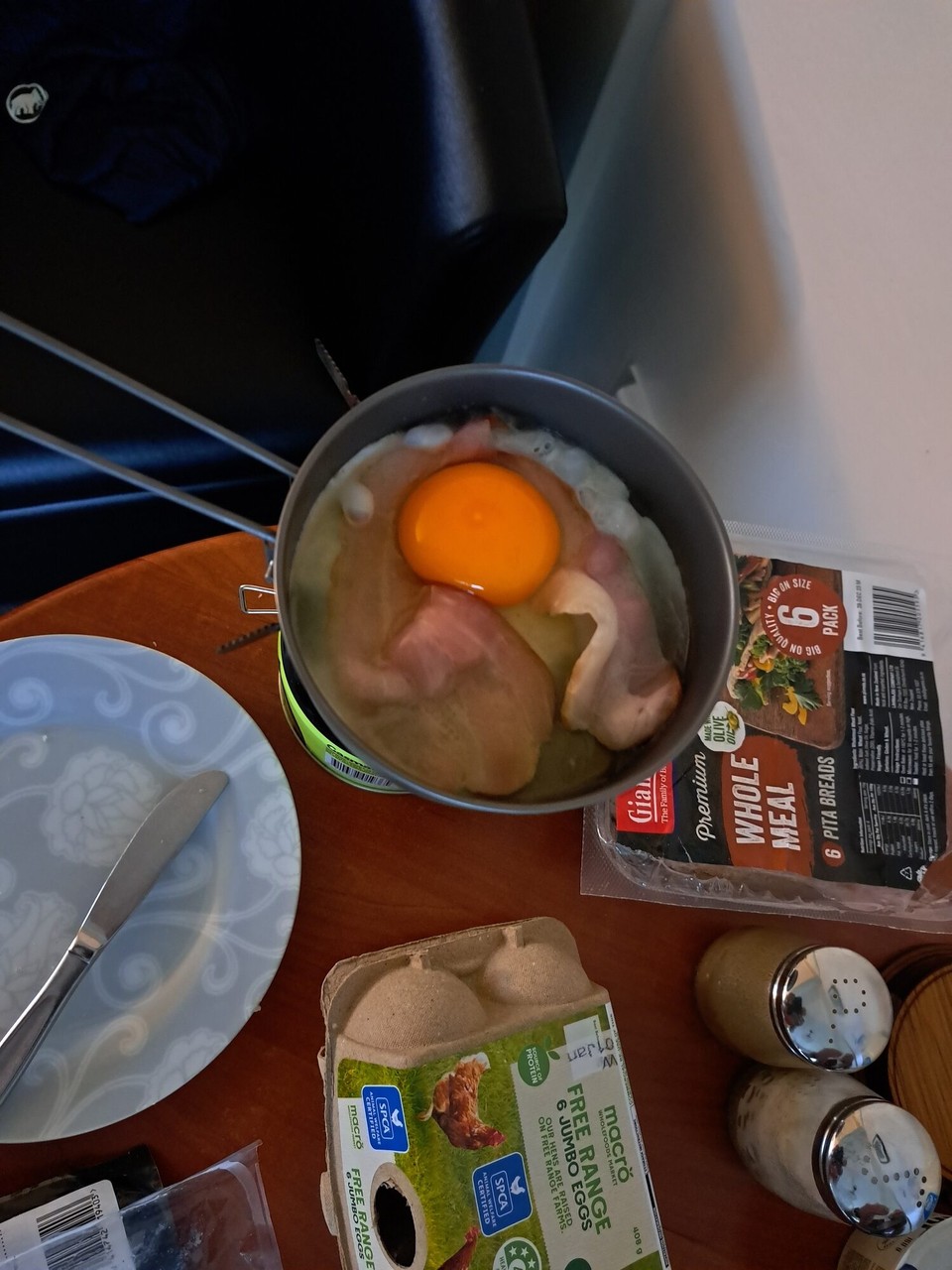 Neuseeland - Waikanae - Spiegeleier mit Speck auf dem Gaskocher 