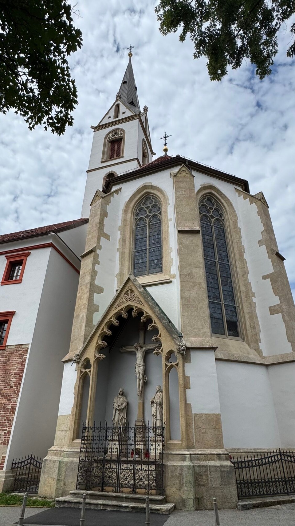 Slowenien - Ljubljana - Zagreb lässt sich an einem Tag perfekt zu Fuß erkunden. Der kompakte Stadtkern teilt sich in die historische Oberstadt und die geschäftige Unterstadt. Die wichtigsten Highlights liegen eng beieinander und sind leicht erreichbar.