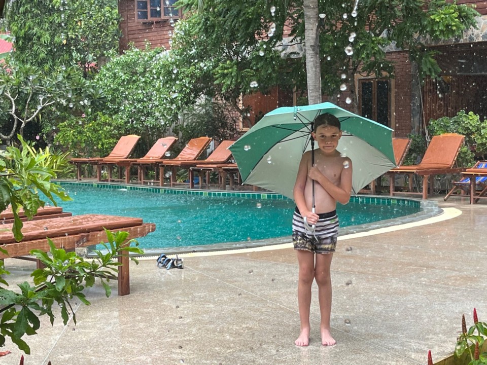 Thailand - Ko Pha-ngan - Zum Glück ist es ja warm. Von dem Regen lässt sich Piet kaum beeindrucken. Ist auch wirklich cool, wenn warmer Regen von oben kommt.