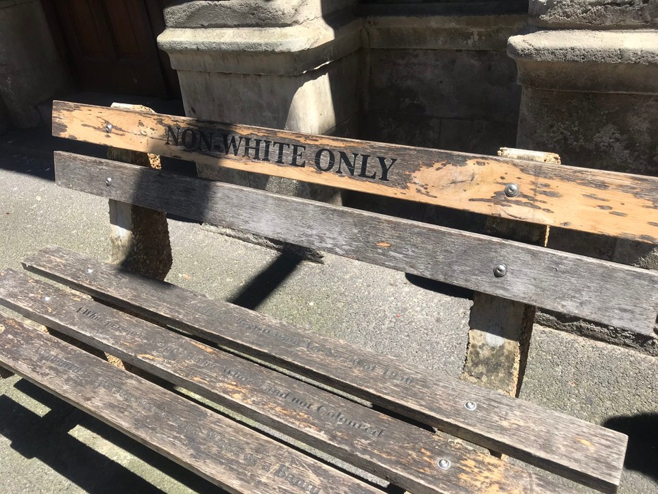 Südafrika - Cape Town - „Non-White“ Bank vor dem High Court