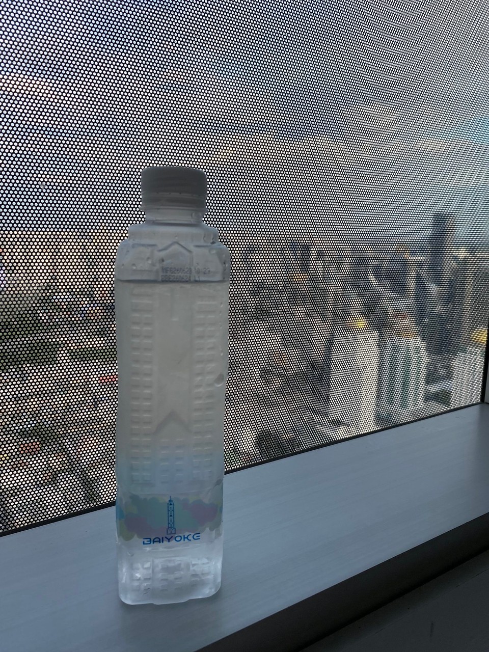 Thailand - Bangkok - Die hoteleigene Wasserflasche im Wolkenkratzer-Design. 