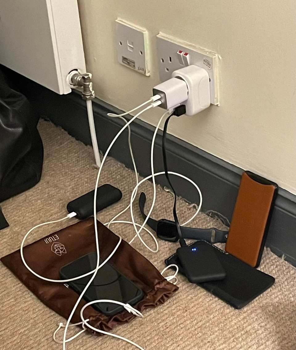 Vereinigtes Königreich - Glasgow - Perfekt… ein Stecker, Ladekabel ohne Ende! ;0)