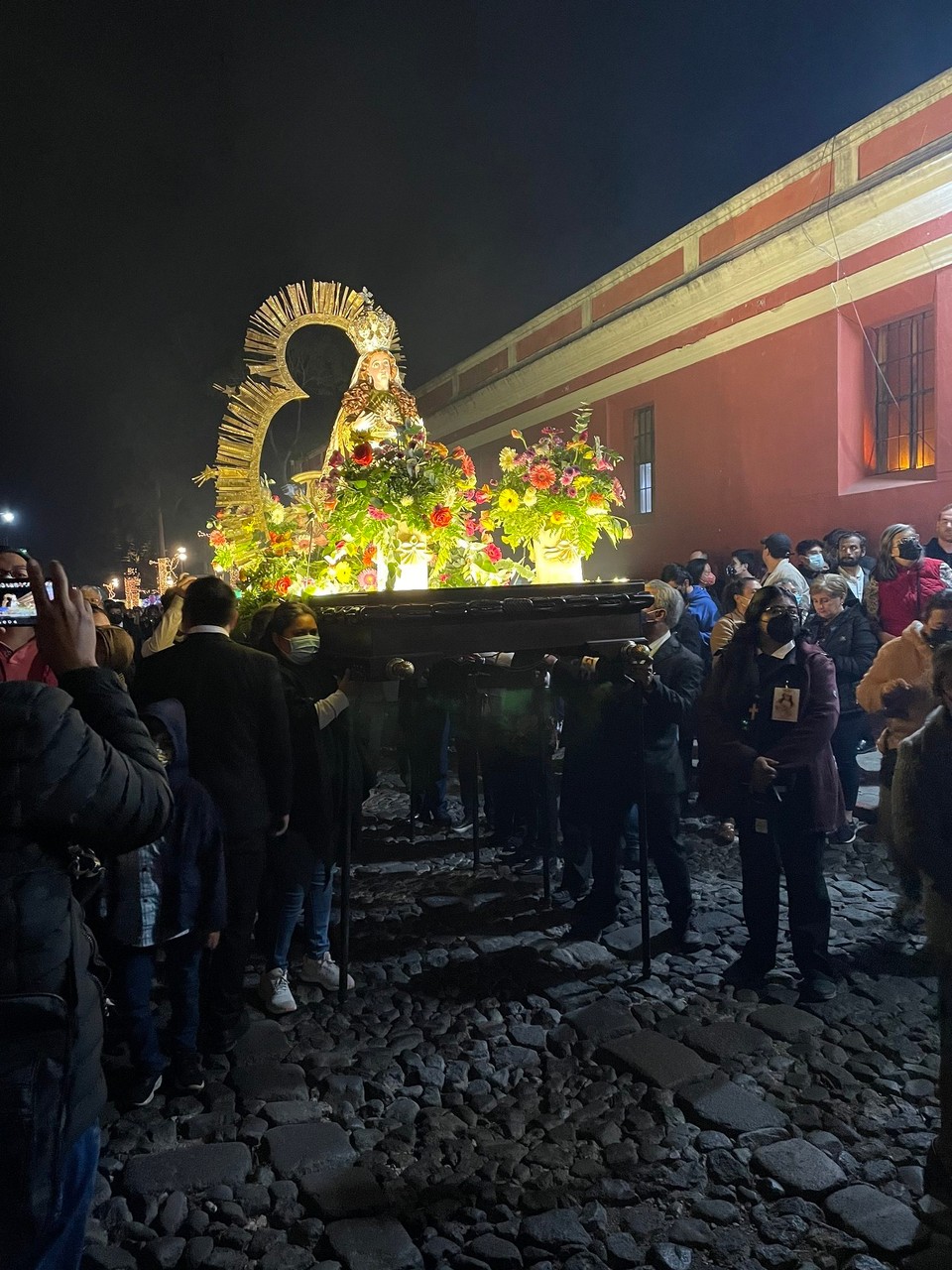 Guatemala - Antigua Guatemala - … ca. 5 Stunden laufen sie durch die Straßen Antiguas