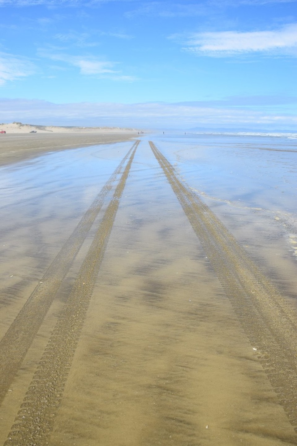 Neuseeland - Cape Reinga - Busspuren direkt am Strand und Sand soweit das Auge reicht - Welcome to 90 Mile Beach