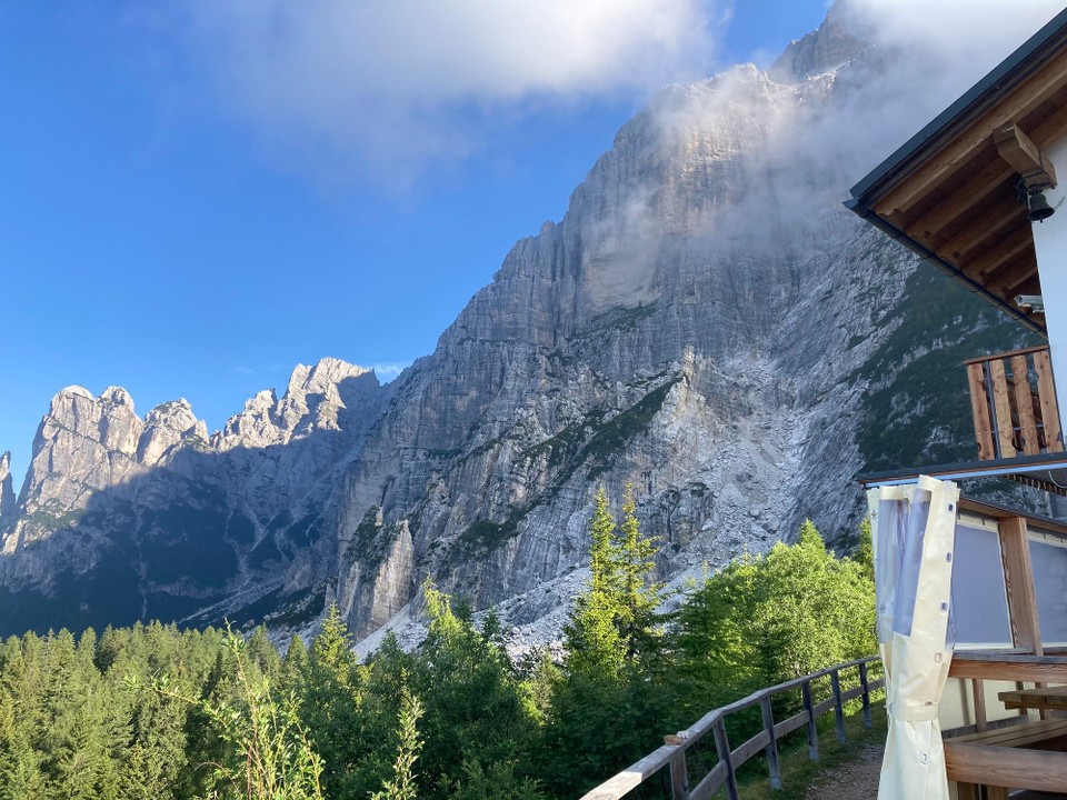 Italien - Alleghe - Die Sonne scheint auf die Berge 