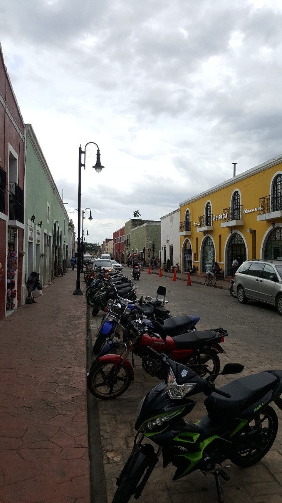 Mexiko - Valladolid - Es ging weiter nach Valladolid. Super schön sind auch hier die bunt bemalten Häuserfasaden. 