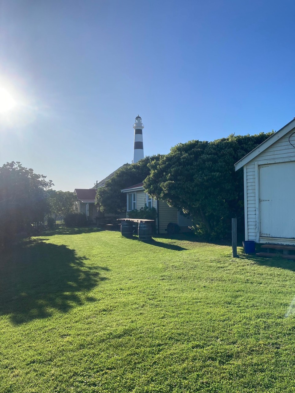 Neuseeland - Seddon - Der Leuchtturm und die Strandhäuser sind Drehorte des Filmes „Light between the Ocean“ und super cool! Durch eine Arbeitskollegin konnten wir alle Häuser besichtigen 🤓