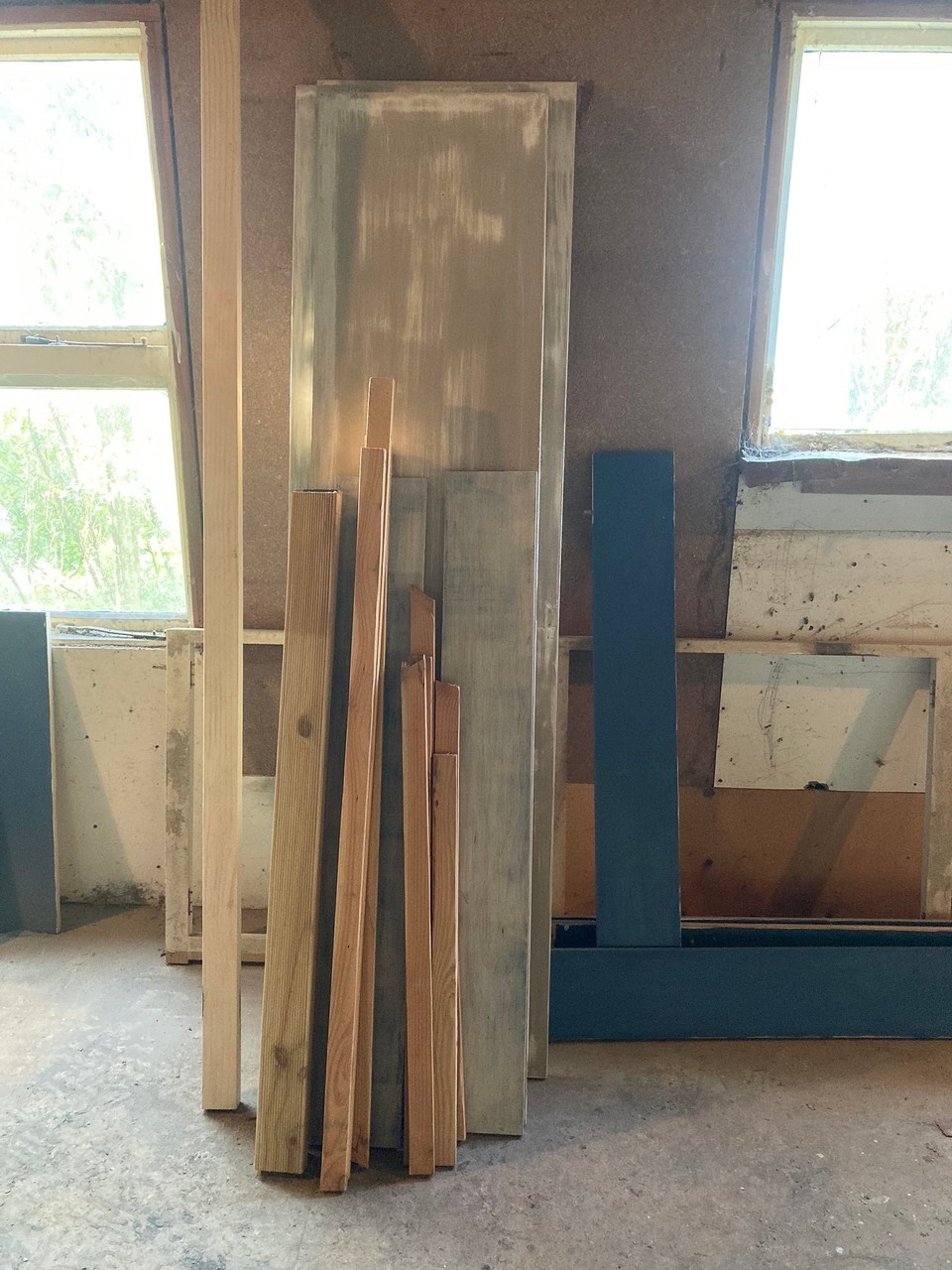 Neuseeland - Governors Bay - Leider gab es keine Farbe zum streichen, also hab ich noch paar mehr Teile geschliffen, die sollen für eine Bank verwendet werden 😅