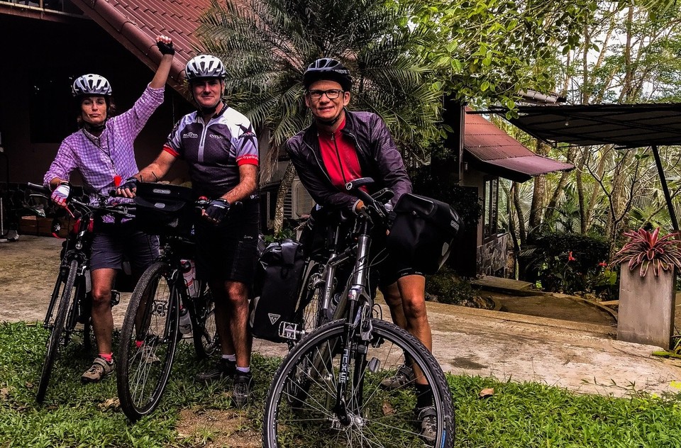 Thailand - Amphoe Chaiya - Persönliche Begutachtung ob der Befahrbarkeit. Negativ. 
Alles retour! Doch die Ausweichroute führt zurück zu der stark befahrenen Landstraße, die es eigentlich hier zu umfahren galt. Mein Versuch, einen Weg zu finden, der uns HINTER den Pfützen wieder auf diese Straße führt, lassen uns bei den gigantischen Becken einen thailändischen Garnelenzucht stranden. Arbeiter der Zuchtanstalt erspähen uns und nähern sich auf Motorrädern. Ich schaffe es doch tatsächlich mit meinen wenigen Worten Thai und wildem Herumgefuchtel zu erklären, dass wir auf diese in Sichtweite befindliche Straße auf der anderer Seite der Garnelenbecken müssen, aber der Beginn dieser Straße unpassierbar ist. Ja! Das habe ich auf Thai gesagt. Ich schwöre. Übersetzt hat es ungefähr so geklungen: Da! da! Dort! Fahrrad dort! Straße! Wasser. Fahrrad no!

