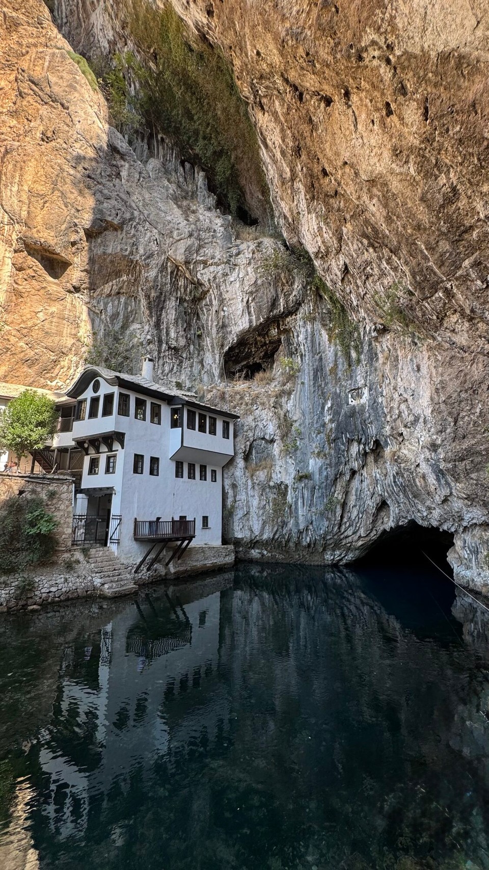 Bosnien und Herzegowina - Grad Trebinje - Im 15. Jahrhundert (um die Zeit der osmanischen Eroberung) von Derwischen im türkischen Barockstil erbaut. 
Die Buna-Quelle zählt zu einer der stärksten Quellen Europas, da hier durchschnittlich 43.000 Liter pro Sekunde aus dem massiven Kalkgestein strömen.