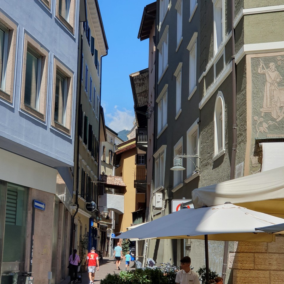 Italien - Bozen - Die Altstadt von Bozen bietet schöne bunte Gassen mit vielen Cafés und Lokalen.