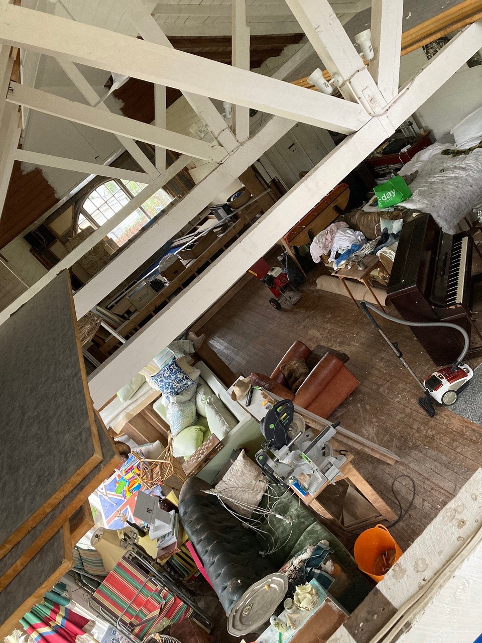 Neuseeland - Duvauchelle - Ein Freund von Garry (Mikki) hat ein Wochenendhaus in Wainui - in bzw. an dem wir auch arbeiten könnten. Leider gab es ein kleines Missverständnis mit Mikki, sodass wir es uns ohne ihn angeschaut haben. Ein altes Schulhaus mit gaaaanz viel Platz 😅