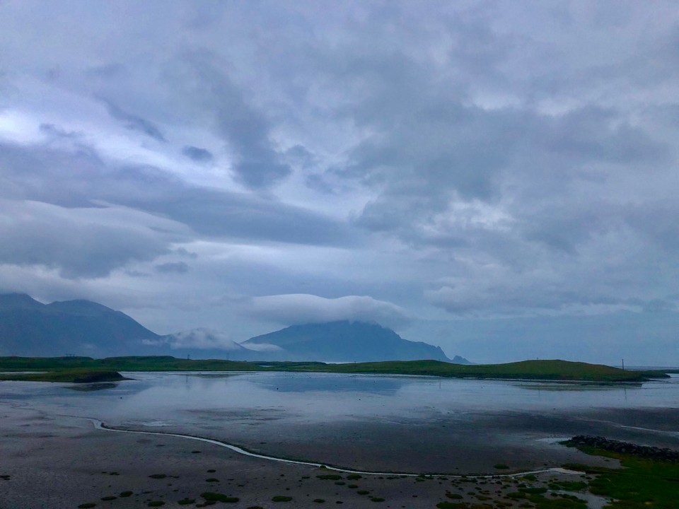 Island - Höfn - Morgens um 4 😉 Nur kurz mal um den Camper getigert... Sieht ja gar nicht so schlecht aus die Wolkenlage.