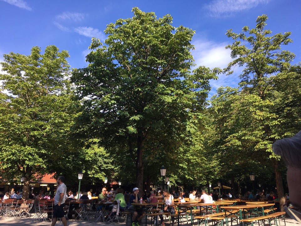 Deutschland - München - Den Englischen Garten besichtigt und anschließend in einem Biergarten Waffeln gegessen und etwas getrunken. Danach zu einem Italiener gefahren und dort sehr sehr lecker gegessen!