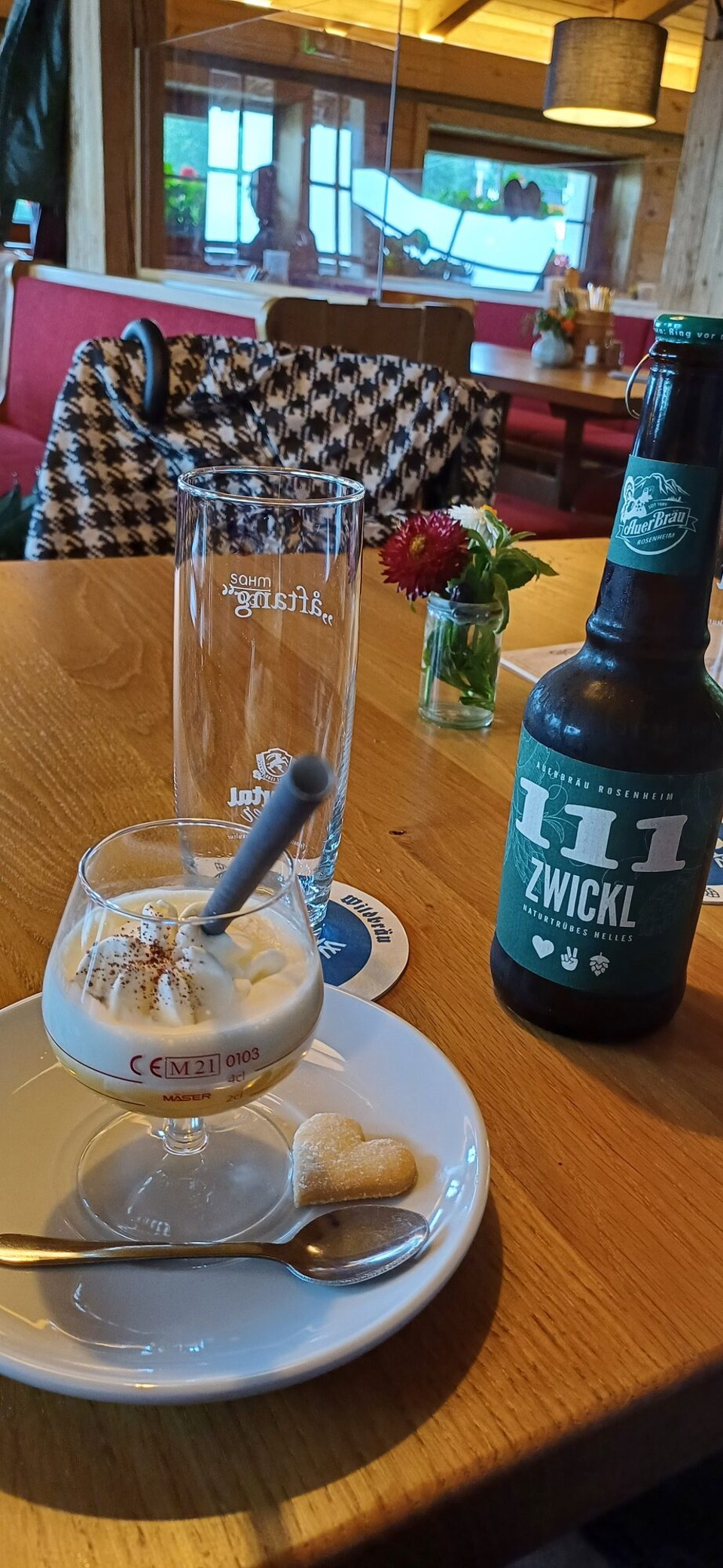 Österreich - Söll - Eine heiße Oma getrunken auf der Gründlalm 