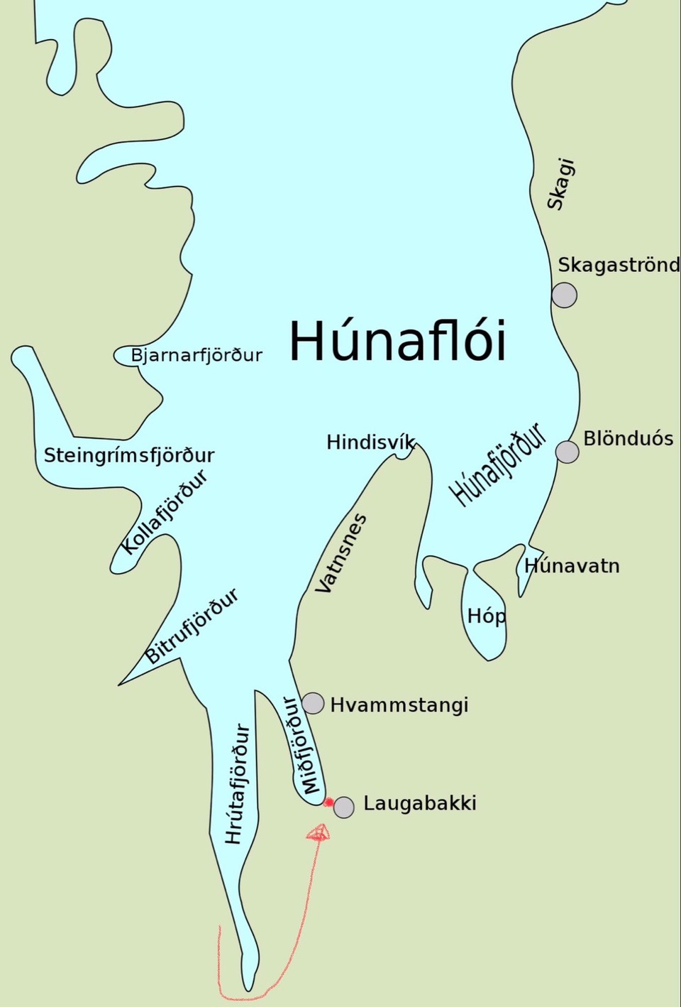 Island - Húnaþing vestra - Es ist kurz nach 17 Uhr und die Zivilisation hat uns wieder. Wir sind gerade schon ein Stück auf der Ringstrasse gefahren und mussten uns richtig daran gewöhnen, dass um uns herum nun wieder Verkehr herrscht... Nun sind wir dort, wo der rote Punkt ist, am Miðfjörður. 