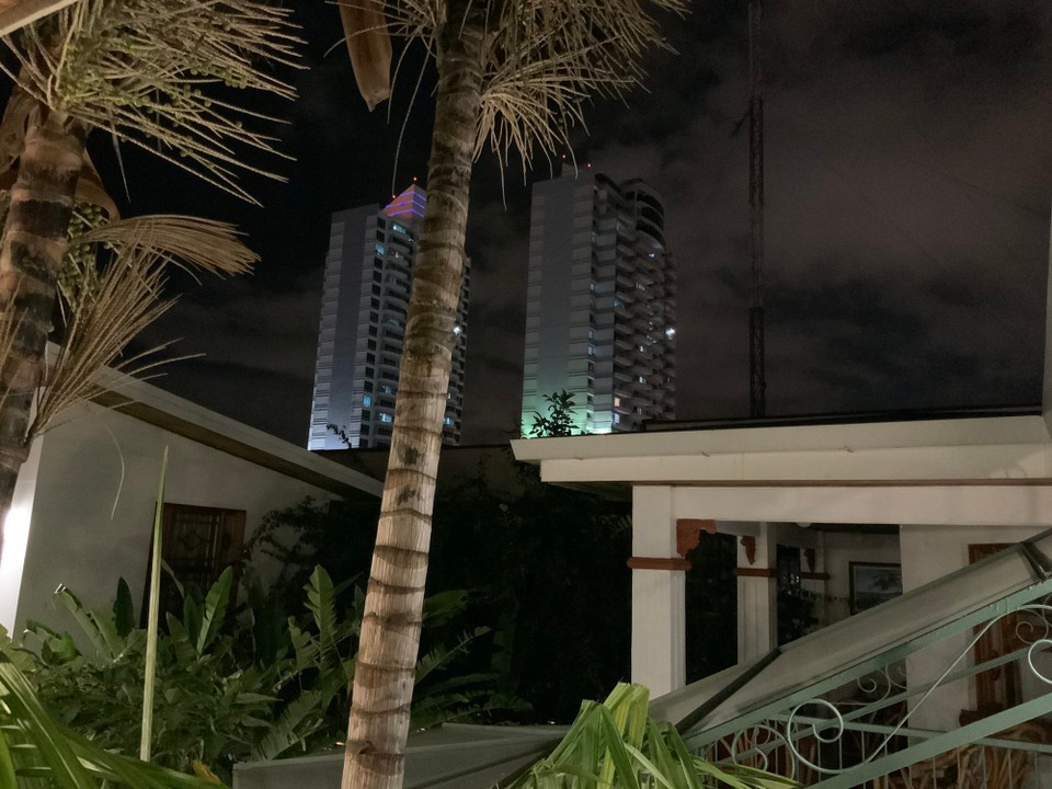 Deutschland - Hamburg - Endlich im 1. Hotel, es fehlt nur noch ein Koffer, der soll morgen Nacht kommen. Steht noch in Frankfurt,Lufthansa und Deutsche Ordnung sind auch nicht mehr dass was es mal war. Also Gute Nacht, Hoffentlich fürchtet sich der Koffer nicht so alleine.